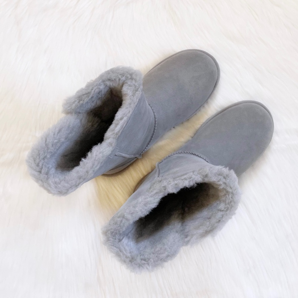 UGG Bailey UGG Metal Graphic Seal Grey Suede Boots - Picture 5 of 9